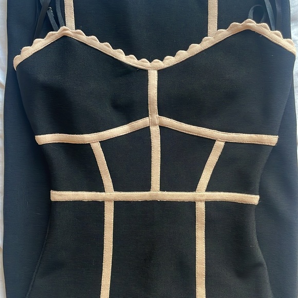 BCBGMAXAZRIA “Contrast-Piping Bodycon Dress” - Picture 4 of 4